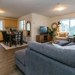 Cozy Renovated Oasis W Private Terrace & Parking