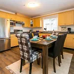 Cozy Renovated Oasis W Private Terrace & Parking