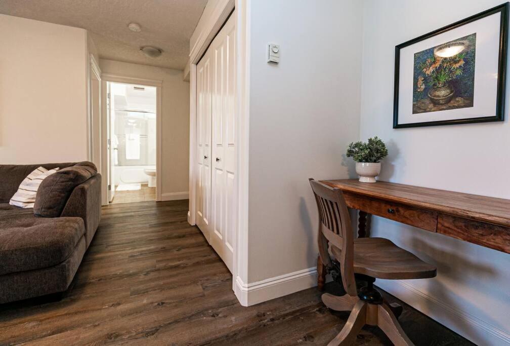 Dom wakacyjny Cozy Renovated Oasis W Private Terrace & Parking Victoria